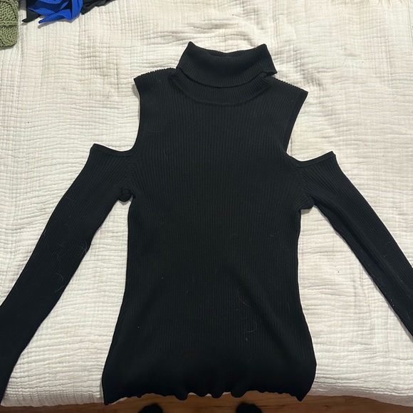 Black cold shoulder sweater - Picture 2 of 3